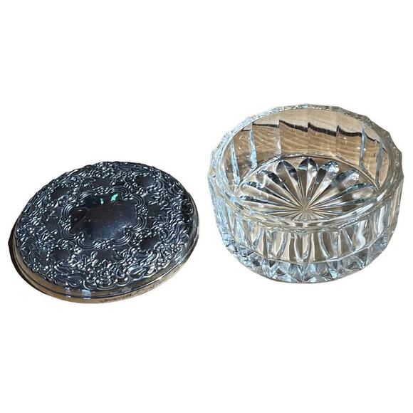 Vintage 4 piece vanity set. Silver Plated Raised Roses. Ornate.Mirror,brush,comb - Picture 8 of 10